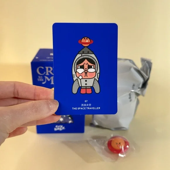 Crybaby Crying to the Moon • Space Traveller • POPMART - Picture 2 of 6